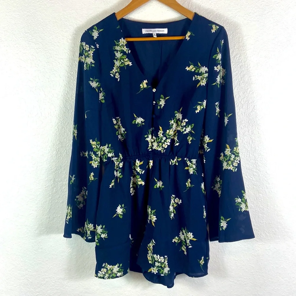Cupcakes and Cashmere Bell Sleeve Floral Romper - Picture 4 of 10